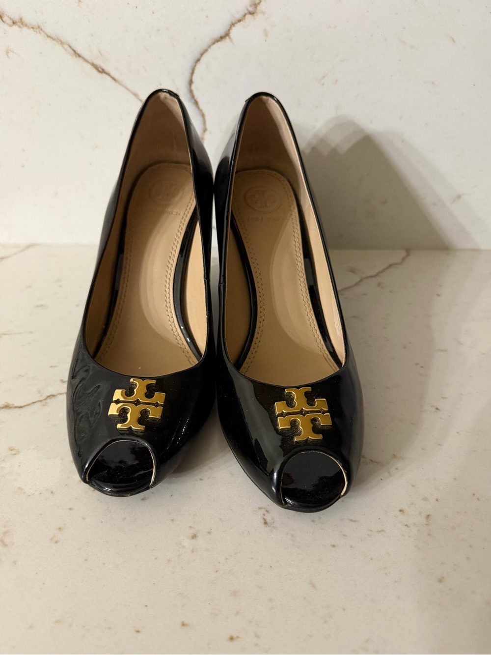 Tory Burch jade 85mm Black Patent Peep-Toe Pumps with Gold Logo Emblem